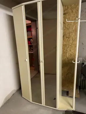 Garderobenschrank