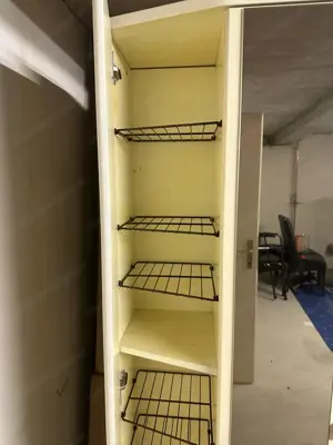 Garderobenschrank Bild 7