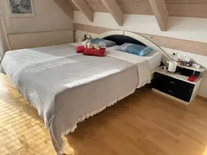 Großes Doppelbett mit 2 Nachtkästchen