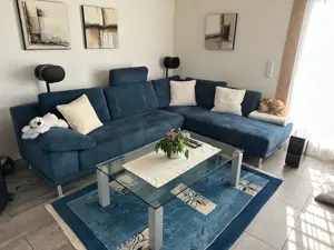Wohnzimmer mit Polstergruppe und Tisch