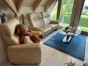 Wohnzimmer mit Couch, Sessel, Tisch, TV-Element, Sideboard