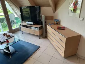 Wohnzimmer mit Couch, Sessel, Tisch, TV-Element, Sideboard Bild 2