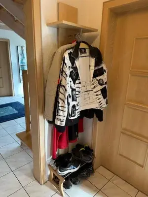 Komplette Garderobe mit Spiegel und Schrank Bild 3