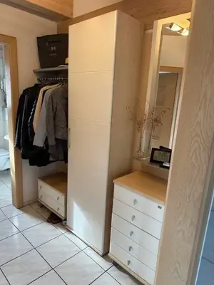 Komplette Garderobe mit Spiegel und Schrank