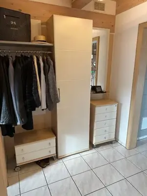 Komplette Garderobe mit Spiegel und Schrank Bild 2