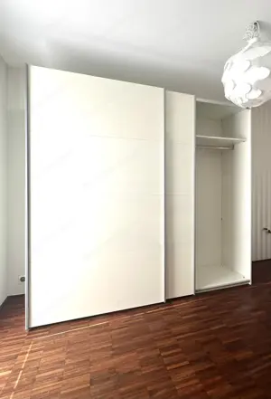 großer weißer Kleiderschrank