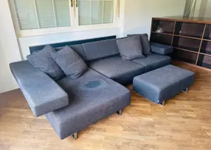 Graue Couch. mit Pölster