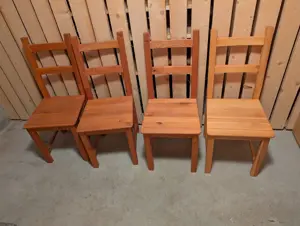 Holzstühle