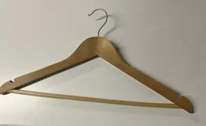 39 neuwertige Holzkleiderbügel