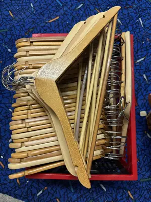 39 neuwertige Holzkleiderbügel Bild 2