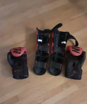 Boxhandschuhe + Schienbeinschoner + Boxbandagen Bild 2