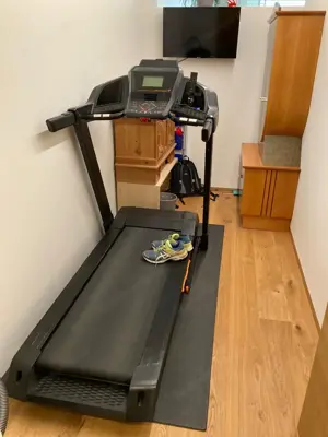 Laufband Kettler incl. Bodenmatte ,  Fernseher incl. Kopfhörer
