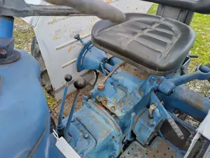 Traktor der Marke Ford (2000-8)