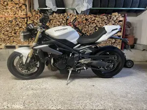 Motorrad Triumph Street Triple 675 Bild 4