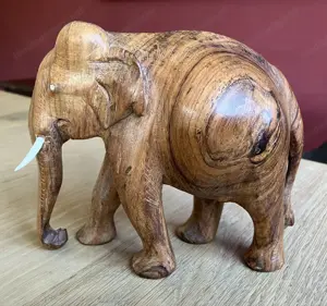 Elefant aus Holz gescnitzt