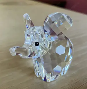 Elefant klein aus Glas facettiert von Swarovski