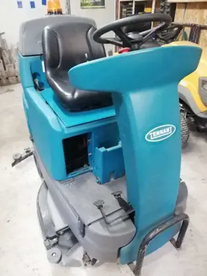 TENNANT Aufsitz-Scheuer-Saugmaschine T7