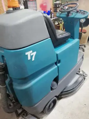 TENNANT Aufsitz-Scheuer-Saugmaschine T7 Bild 2
