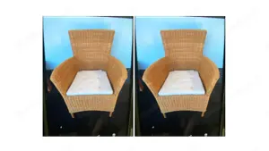 Zwei Korbstühle mit Sitzkissen