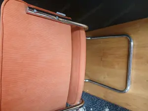 Vier Orangefarbene Esszimmerstühle Freischwinger Bild 3