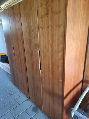 Kleiderkästen zu verschenken