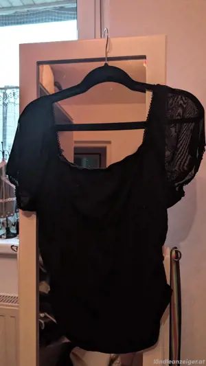 Shirt schwarz mit seitlicher raffung und Netz Puffärmel 