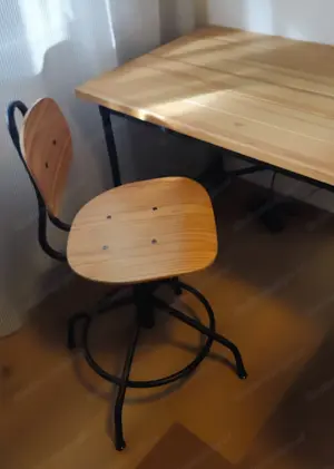 Schreibtisch plus Stuhl  Bild 3