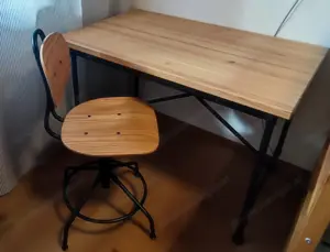 Schreibtisch plus Stuhl 
