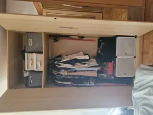 Ein großer, geräumiger Kleiderschrank mit Spiege Bild 2