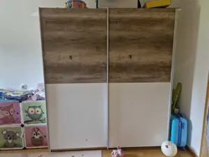Schrank mit Schiebetüren