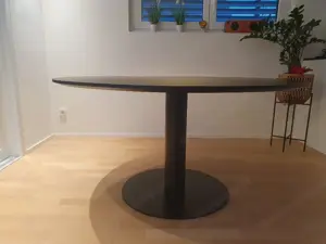 edler Esstisch rund 140cm, schwarz