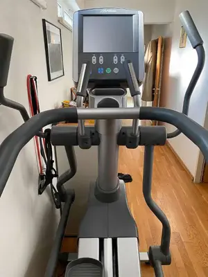Life Fitness Summit Trainer 95LE mit TV