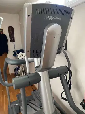 Life Fitness Summit Trainer 95LE mit TV Bild 2