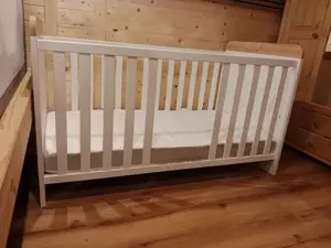 Babybett aus Massivholz + Matratze absolut neuwertig Bild 4