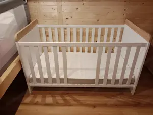 Babybett aus Massivholz + Matratze absolut neuwertig Bild 5