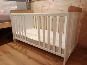 Babybett aus Massivholz + Matratze absolut neuwertig Bild 3