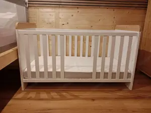 Babybett  Adele  aus Massivholz + Julius Zöllner Matratze   absolut neuwertig
