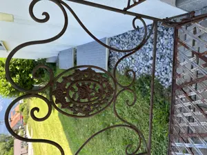 Hübscher Metalltisch und Bank