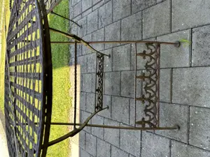 Hübscher Metalltisch und Bank Bild 2