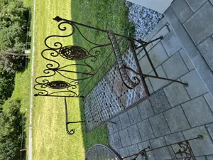 Hübscher Metalltisch und Bank Bild 3