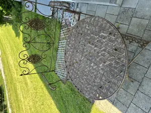 Hübscher Metalltisch und Bank Bild 4