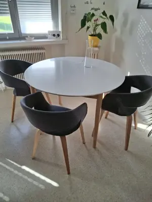 Esstisch + 4 Stühle
