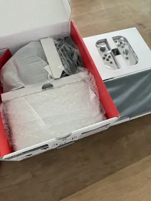 Switch OLED mit 128GB SD Karte Hülle (neuwertiger Zustand) Bild 3
