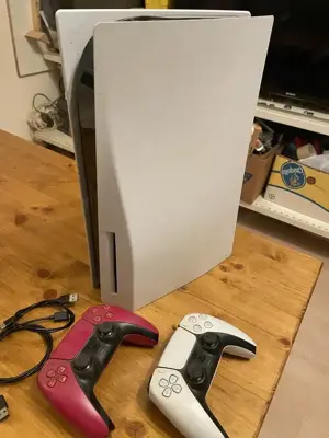 Playstation 5 mit Disclaufwerk und 2 Controllern
