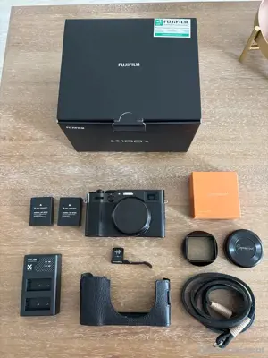 Fujifilm X100V schwarz + viel Zubehör