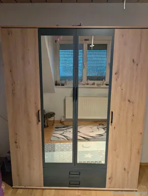 Kleiderschrank  Bild 2