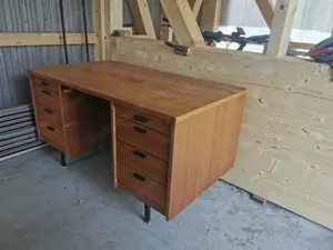 Schreibtisch aus Holz
