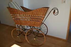 Antiker Kinderwagen - Stubenwagen  