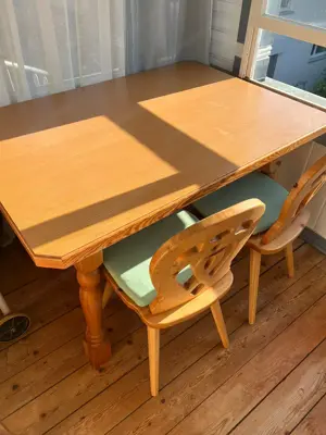 Tisch und 2 Stühle