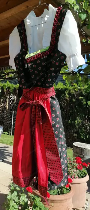 Rose-Dirndl Größe 42 kaum getragen
